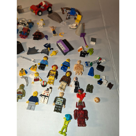 Huge Lot Vintage Legos 9#+ Mini Figures Weapons Accessories Must See - Picture 9 of 15